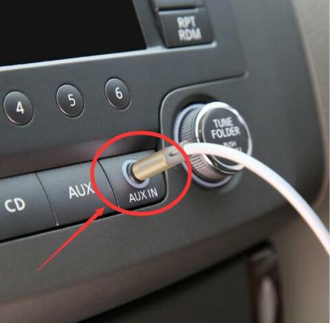 大多數人還用手機導航，笨！連上根線，全車一