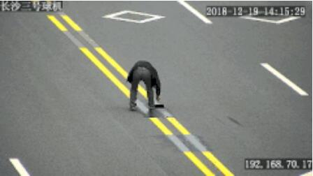 奇葩！一男子竟把雙黃線涂成虛線，只為了……