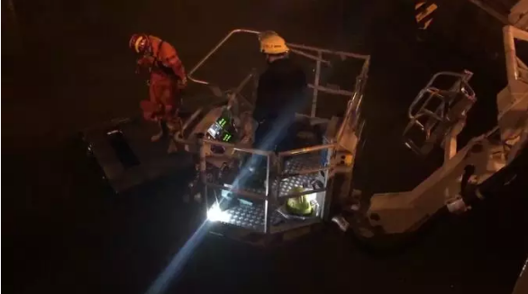 百萬豪車＂飛＂入河中，打撈后車內空無一人！