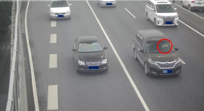 微頭條 | 抱著孩子開車，誰借你的膽！？ 接到爆